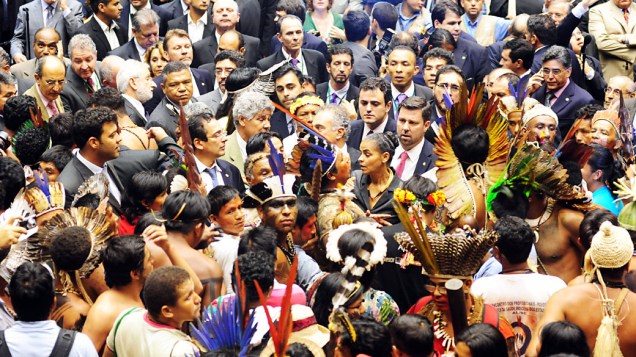 Centenas de índios invadiram, o plenário da Câmara dos Deputados, em protesto a votação da (PEC) 215, que dá ao Congresso Nacional poderes para demarcar terras indígenas