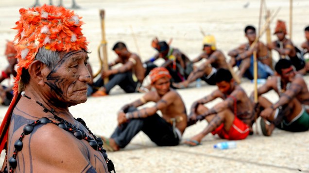 Índios mundurukus na Praça dos Três Poderes, em frente ao Palácio do Planalto Índios mundurukus na Praça dos Três Poderes, em frente ao Palácio do Planalto