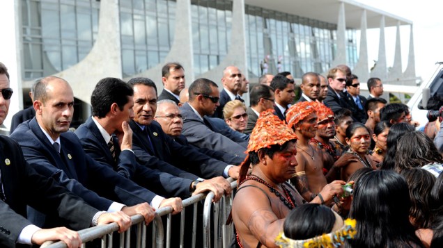 Os índios querem ser recebidos pela presidente Dilma e exigem a paralisação das obras da usina de Belo Monte no Pará Os índios querem ser recebidos pela presidente Dilma e exigem a paralisação das obras da usina de Belo Monte no Pará
