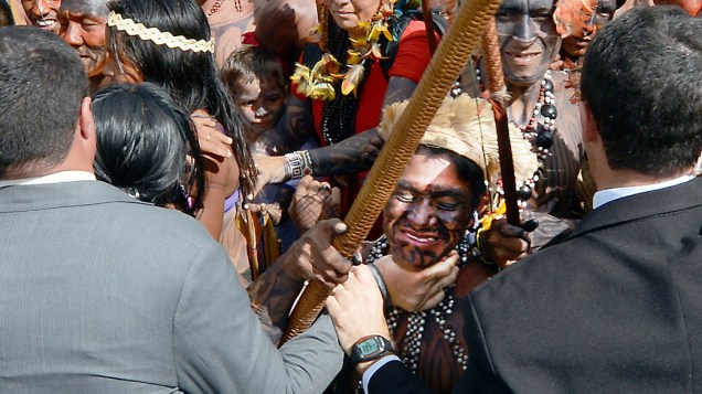 Índios mundurukus tentam invadir o Palácio do Planalto