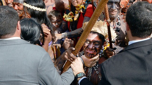 Índios mundurukus tentam invadir o Palácio do Planalto Índios mundurukus tentam invadir o Palácio do Planalto