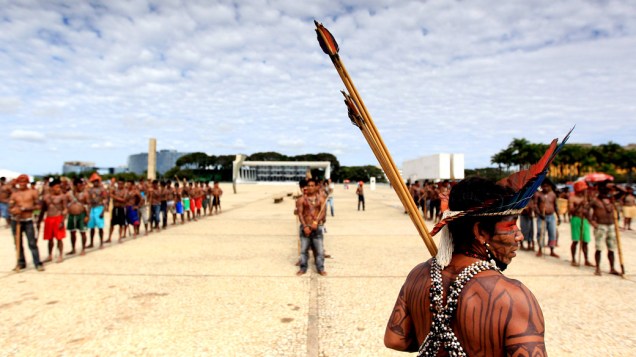 Índios mundurukus fazem fila para tentar invadir o Palácio do Planalto
