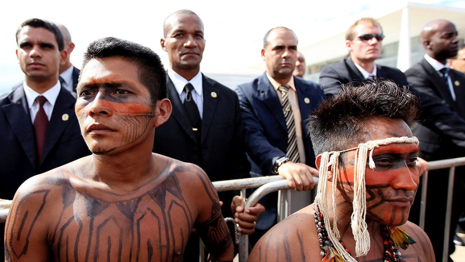 Os índios querem ser recebidos pela presidente Dilma e exigem a paralisação das obras da usina de Belo Monte no Pará