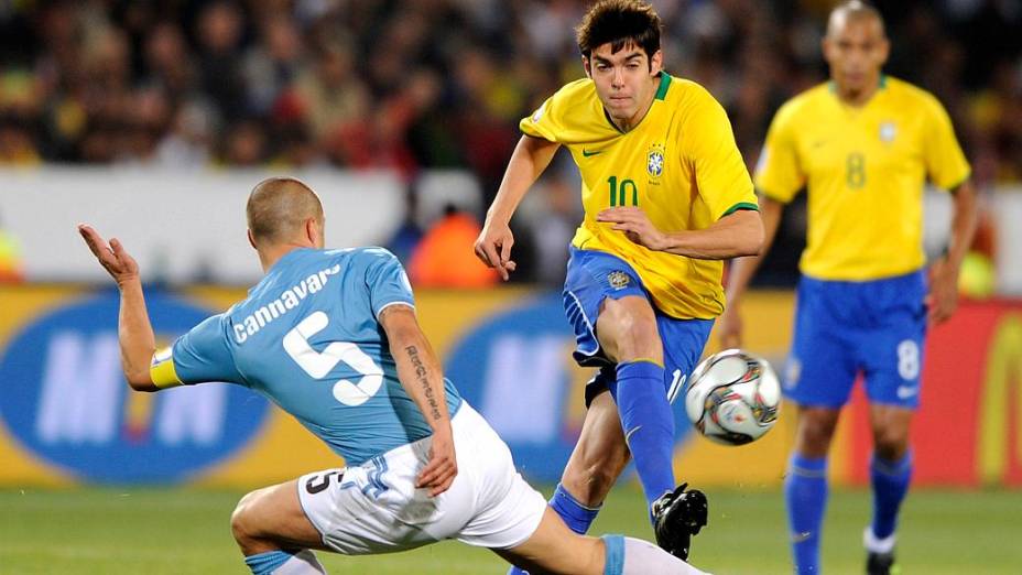 Kaká e Cannavaro no último duelo entre Brasil e Itália pela Copa das Confederações, em junho de 2009, na África do Sul. Os brasileiros venceram por 3 a 0