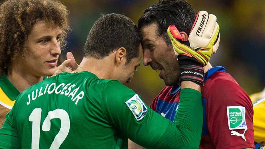 Os goleiro da Itália Giancarlo Buffon e o goleiro brasileiro Júlio César durante jogo pela Copa das Confederações no Brasil