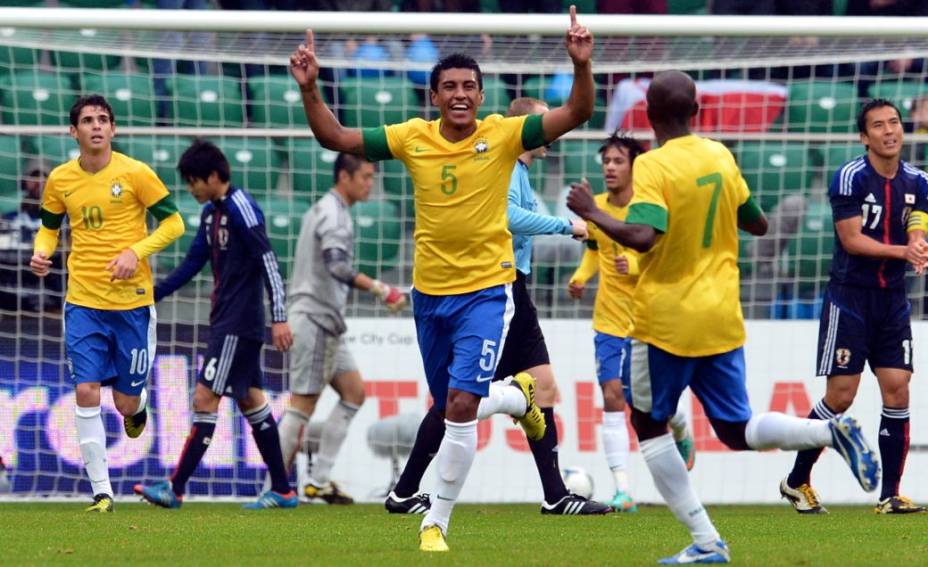 Paulinho comemora seu gol no amistoso Brasil x Japão