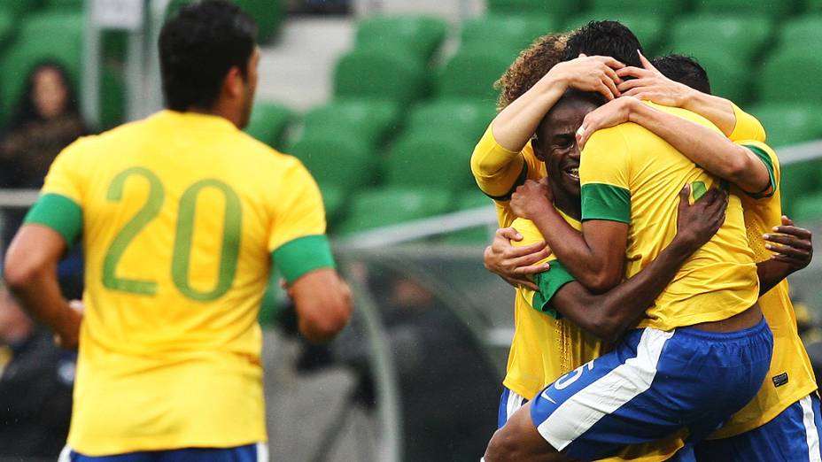 Jogadores comemoram gol do Paulinho durante o jogo do Brasil com o japão na Polônia