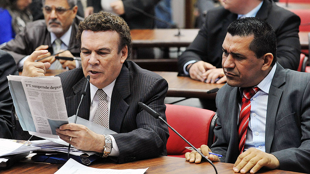 Deputado Campos Machado (PTB) ao lado do deputado Luiz Moura (PT) na reunião do Conselho de Ética da Alesp em 03/06/2014