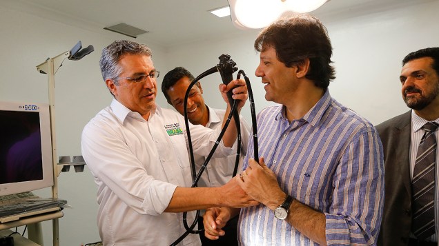 O prefeito de São Paulo Fernando Haddad e o ex-ministro da Saúde, Alexandre Padilha, em visita às novas instalações da Rede Hora Certa, no bairro da Lapa, na zona oeste