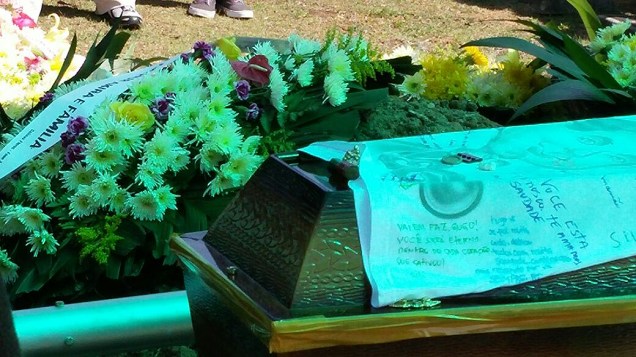 Estudante Victor Hugo Santos, encontrado morto na raia olímpica da USP é enterrado no Cemitério Alphacampus, em Jandira, na Grande São Paulo - 24/09/2014