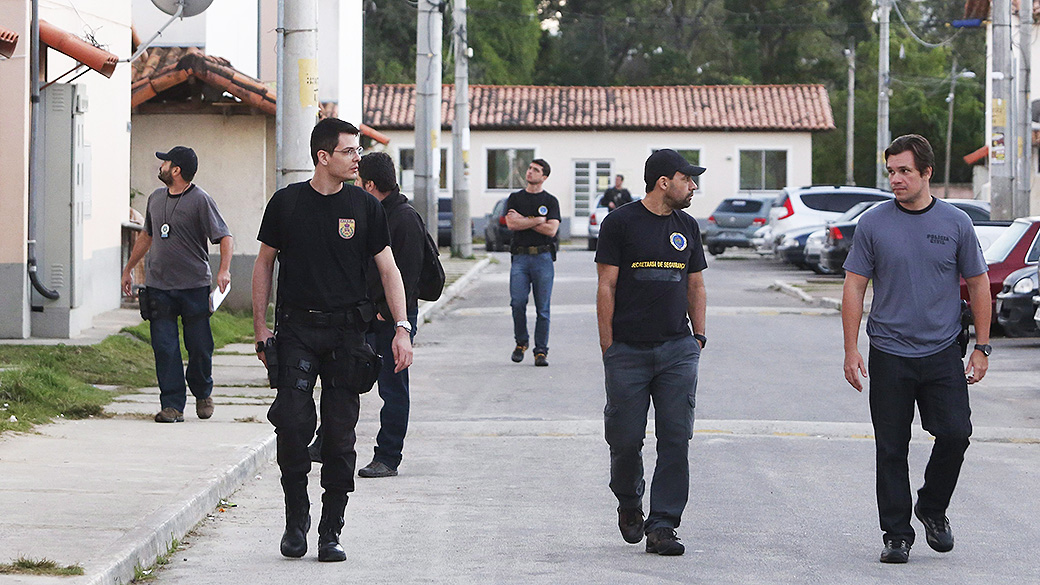 Policiais civis durante a Operação Tentáculos, em um condomínio da Zona Oeste do Rio