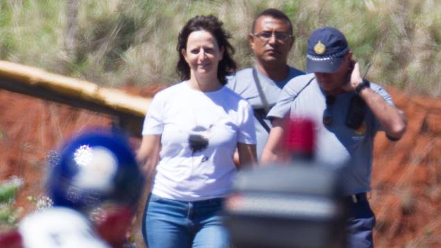 A ex-dona do Banco Rural, Kátia Rabello, é escoltada por policiais militares durante banho de sol no Complexo Penitenciário da Papuda