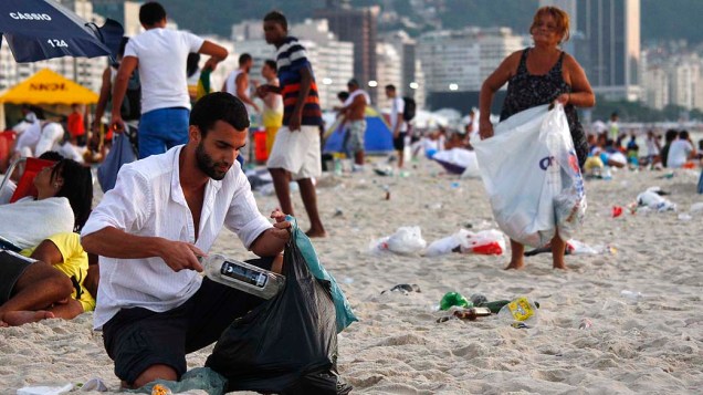 Equipes da Comlurb fazem a limpeza da orla de Copacabana, no Rio de Janeiro, na manhã desta quarta-feira (1), após a festa de Réveillon