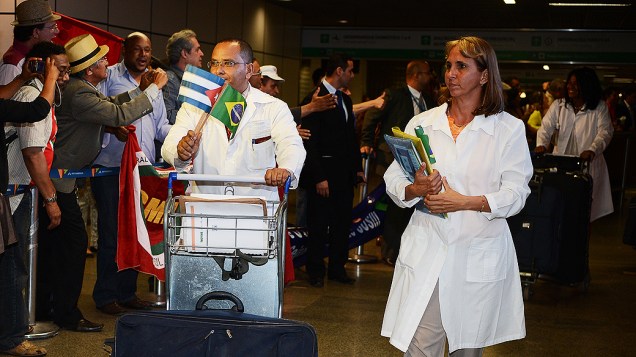 Um grupo de médicos cubanos desembarcou, na madrugada de hoje (02), em Brasília