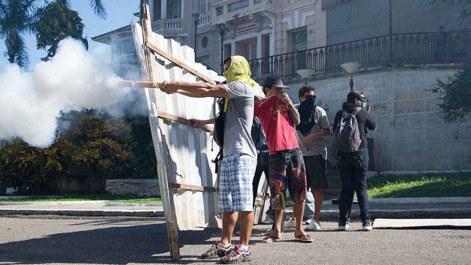 Manifestantes mascarados fecharam as principais vias da capital capixaba