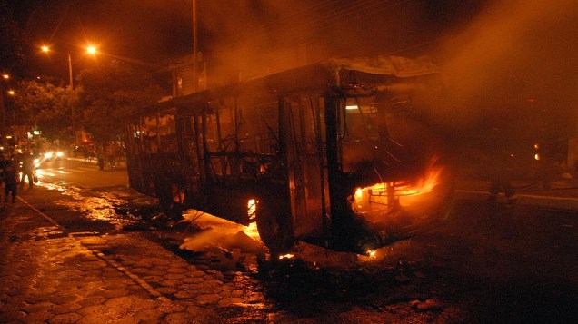 Ônibus incendiado no bairro do João Paulo, em São Luís (MA) na noite da sexta-feira (03)