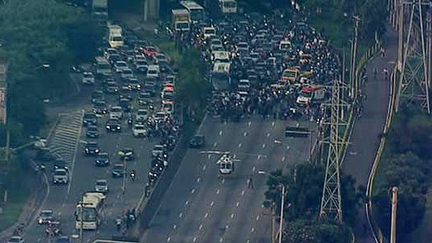 Perseguição policial termina em acidente e provoca paralisação de trecho da Marginal Pinheiros, na Zona Sul de São Paulo - 06/01/2015