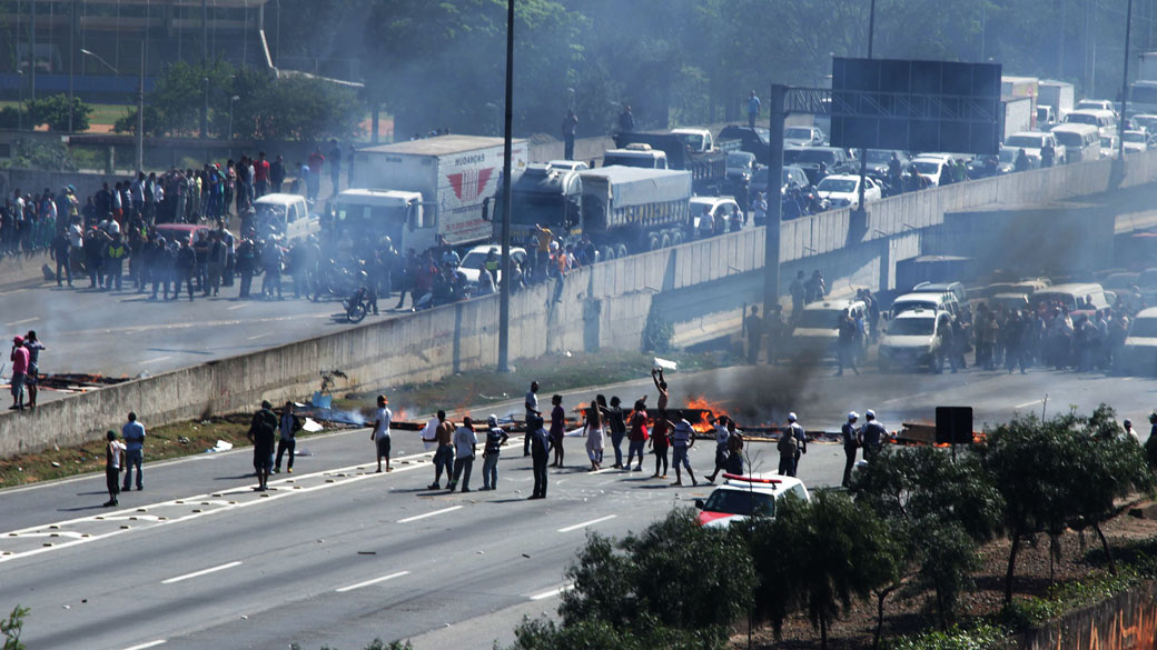 Manifestantes atearam fogo em pneus e em pedaços de madeira para impedir a passagem dos carros, na pista da Marginal Tietê, no sentido Rodovia Ayrton Senna, em São Paulo