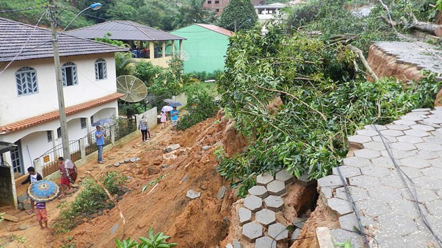 Imagem cedida pela prefeitura de Santa Maria de Jetibá, no Espírito Santo, mostra um deslizamento de terra provocado pelas fortes chuvas que atingem o estado