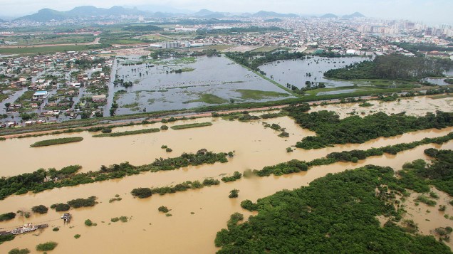 Imagem aérea cedida pela prefeitura de Vila Velha, mostra as regiões afetadas pelas chuvas na cidade do estado do Espírito Santo