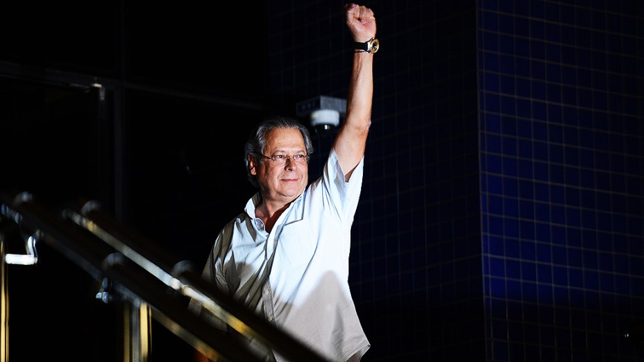 José Dirceu se entrega na sede da Polícia Federal, em São Paulo