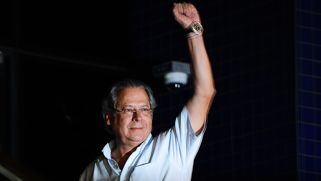 José Dirceu se entrega na sede da Polícia Federal, em São Paulo, em novembro de 2013. Após prisão, alguns mensaleiros passaram a cumprir pena no presídio da Papuda, em Brasília