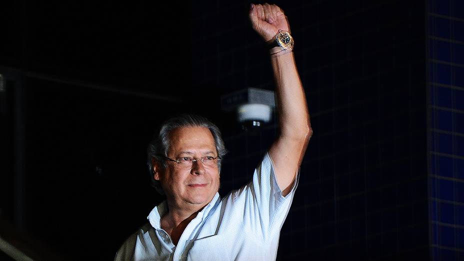José Dirceu se entrega na sede da Polícia Federal, em São Paulo