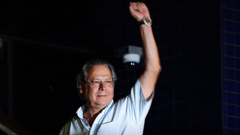 José Dirceu se entrega na sede da Polícia Federal, em São Paulo