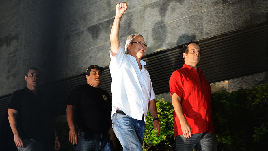 José Dirceu se entrega na sede da Polícia Federal, em São Paulo