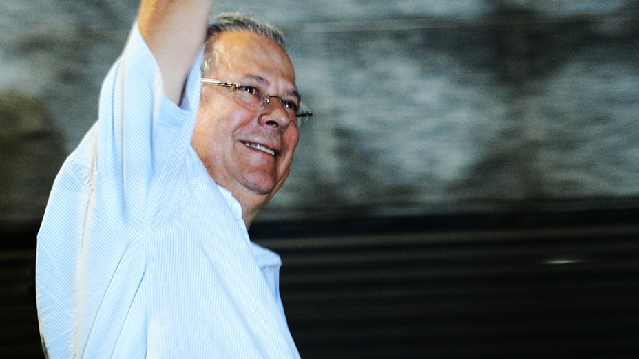 José Dirceu se entrega na sede da Polícia Federal, em São Paulo
