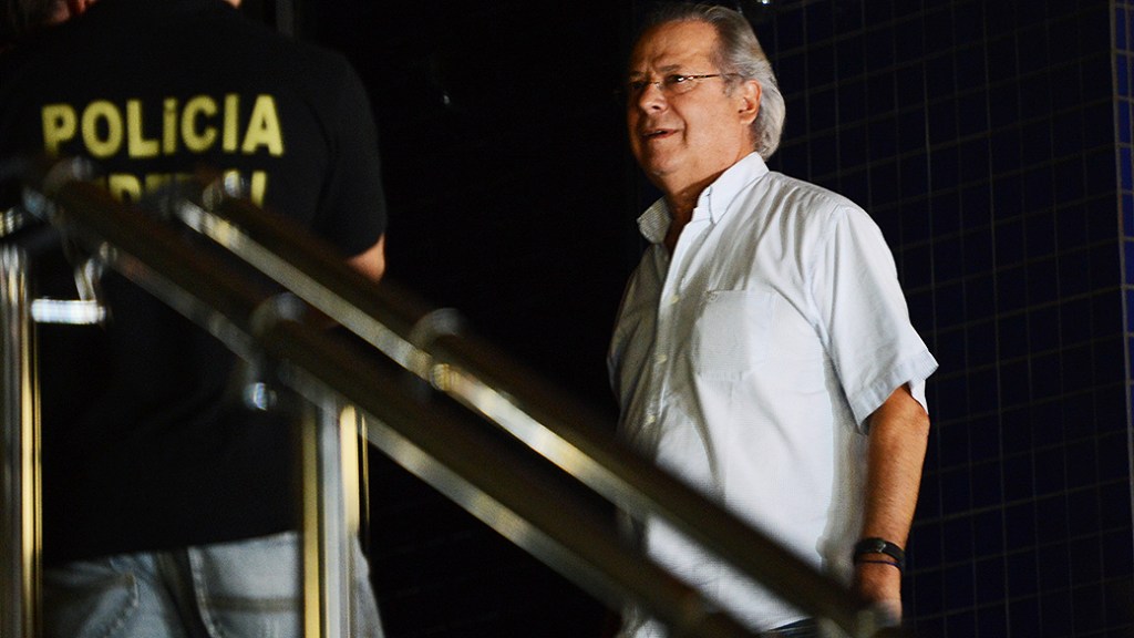José Dirceu, ex-ministro da Casa Civil, se entrega na sede da Polícia Federal, em São Paulo, em novembro de 2013