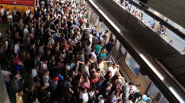 Paulistanos se espremem para conseguir espaço no Metrô nos horários de pico