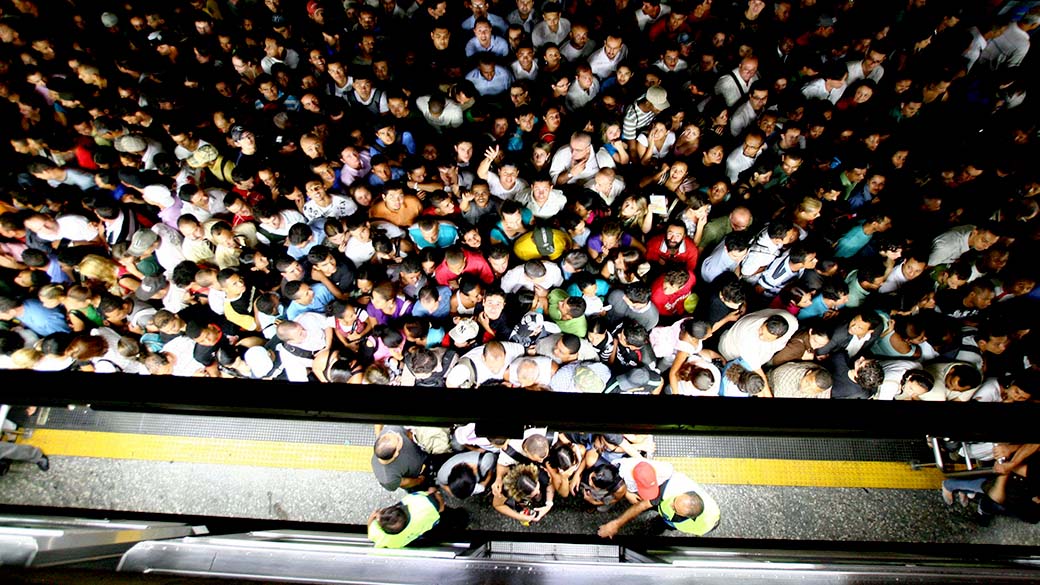 Movimentação intensa de passageiros na estação da Sé do Metrô de São Paulo