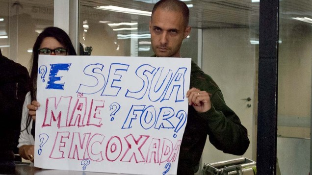 Homem protesta contra a ação dos "encoxadores" no metrô de São Paulo