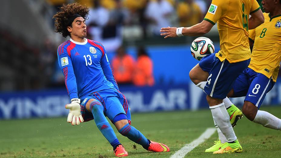 O goleiro Guillermo Ochoa, do México, defende a bola chutado por Paulinho no Castelão, em Fortaleza