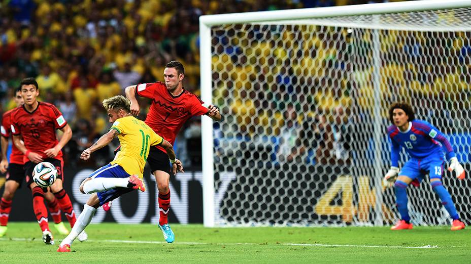 Neymar chuta a bola contra o gol do México no Castelão, em Fortaleza