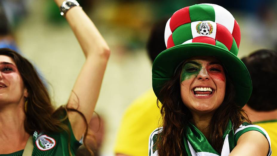 Torcedora do México durante o jogo contra o Brasil no Castelão, em Fortaleza