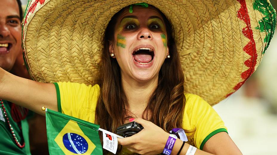 Torcedora do Brasil durante o jogo contra o México em Fortaleza