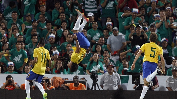 O lateral-esquerdo Marcelo comemora gol na vitória de virada do Brasil sobre o México na noite desta terça-feira