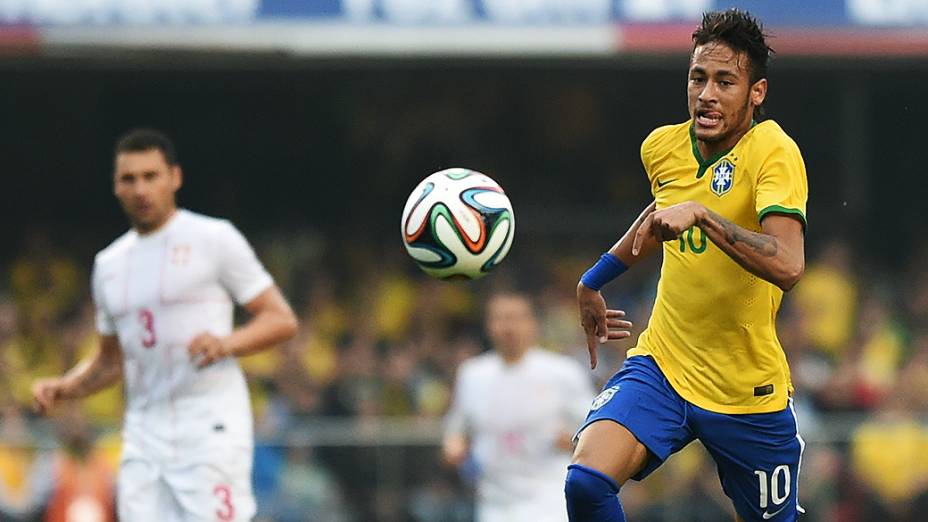 Neymar corre para alcançar a bola durante o amistoso contra a Sérvia, em São Paulo