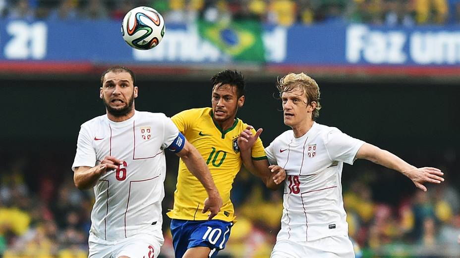 Neymar disputa a bola com dois jogadores da Sérvia, em São Paulo