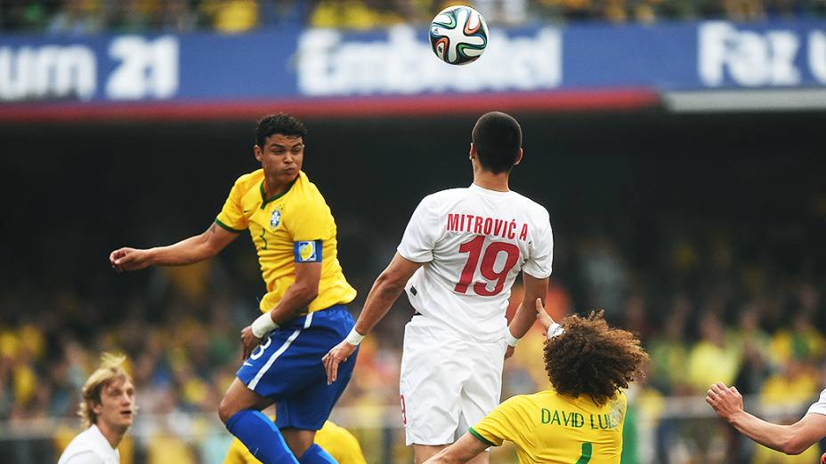 Thiago Silva cabeceia para o gol durante amistoso contra a Sévia, em São Paulo
