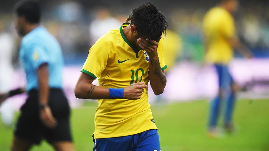 Neymar lamenta gol perdido no amistoso contra a Sérvia, em São Paulo