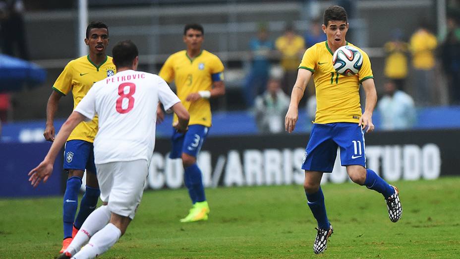 Oscar domina a bola no peito no amistoso contra a Sérvia, em São Paulo