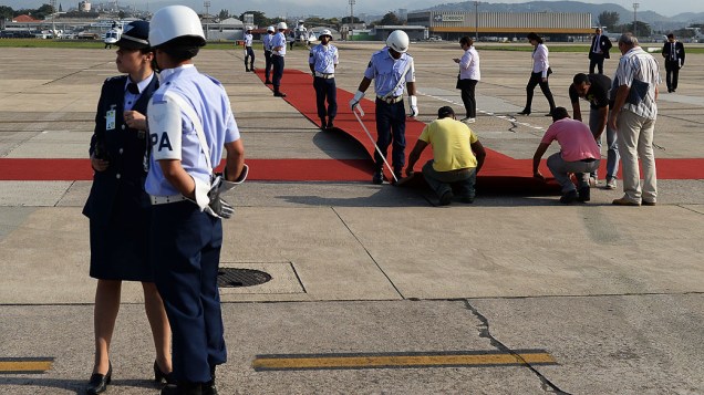 Tapete vermelho é desdobrado na pista do Aeroporto Internacional do Rio de Janeiro antes da chegada do papa Francisco