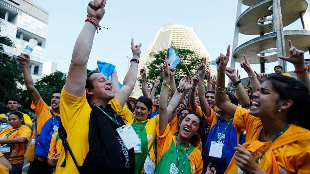 Fiéis aguardam a chegada do papa Francisco para a Jornada Mundial da Juventude, no Rio de Janeiro