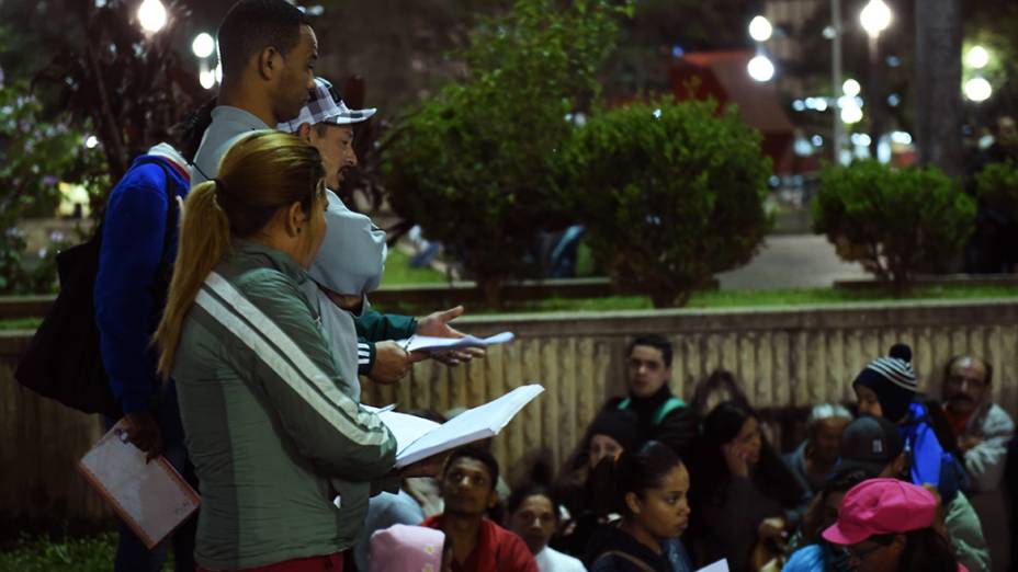 Militantes do MTST organizam as filas para recolher as presenças