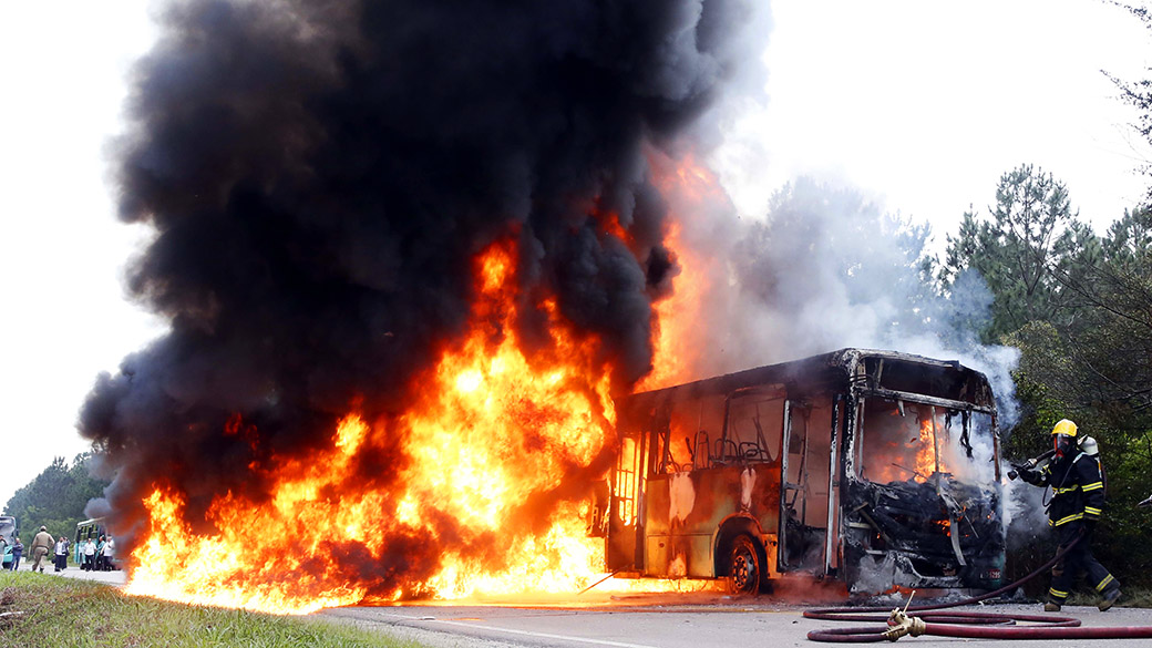 Ônibus é incêndiado no bairro de Tapera, sul da ilha de Florianópolis