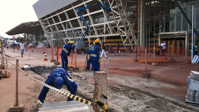 Operários trabalham no calçamento da entrada do Aeroporto Internacional Marechal Rondon em Cuiabá (MT)