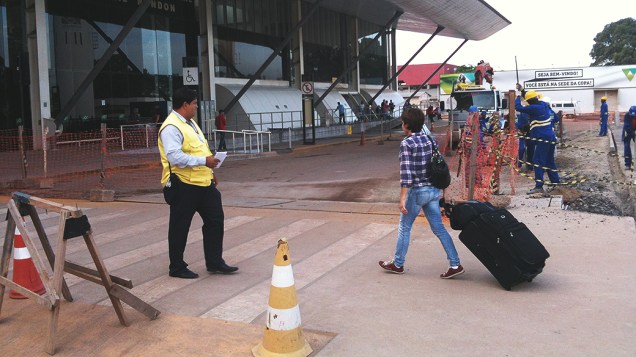 Operários trabalham no calçamento da entrada do Aeroporto Internacional Marechal Rondon em Cuiabá (MT)